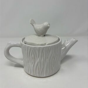 Two's Company Tea for One White Ceramic Porcelain Teapot Woodgrain 3D Bird Lid